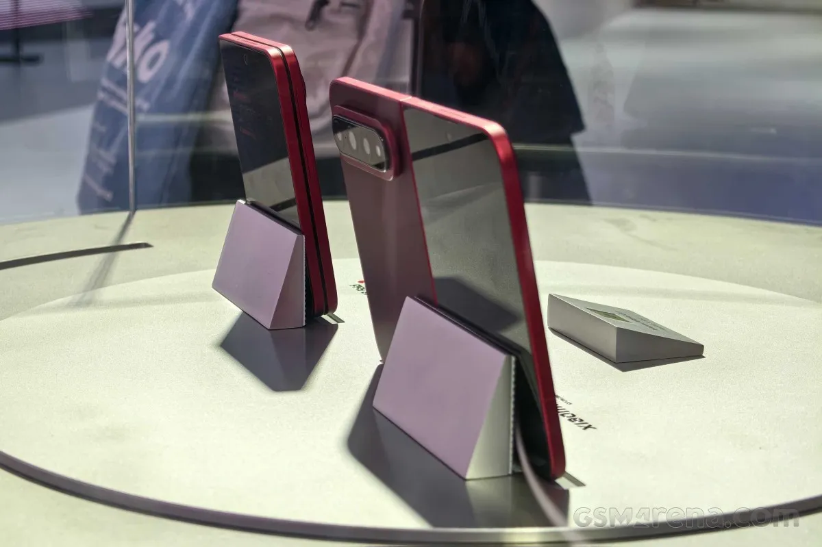 Eyes-on: Xiaomi shows the 18 Fold behind glass at IFA 