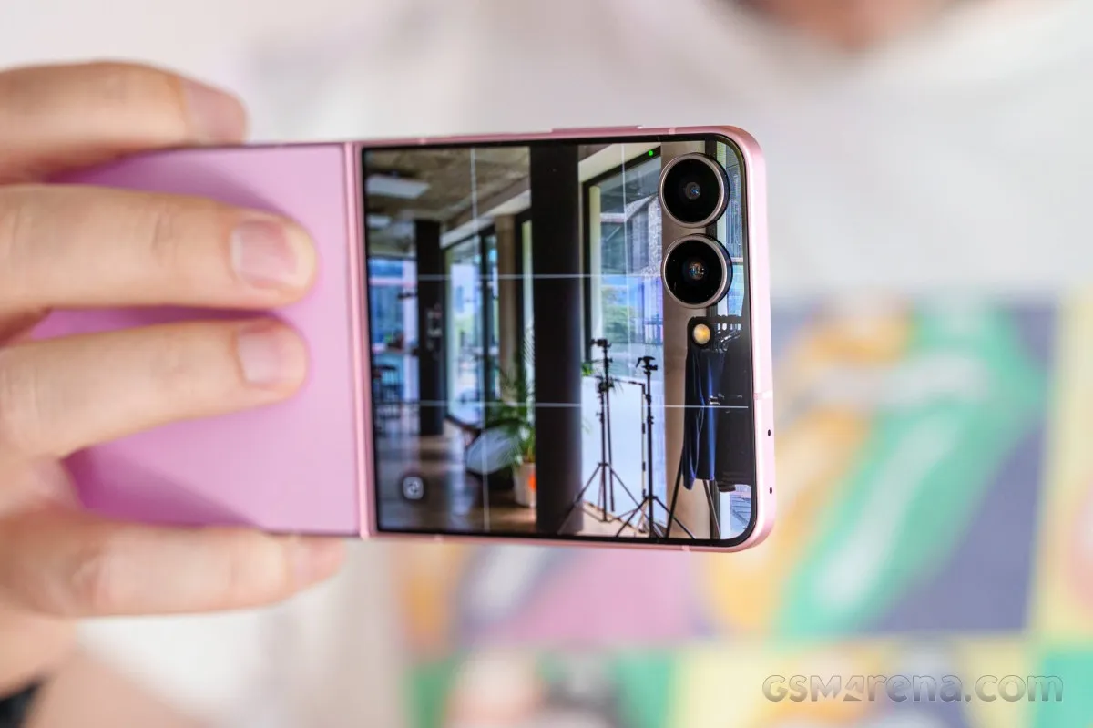 Video screengrabs, daylight: 0.6x - (3840x2160px) - Samsung Galaxy Z Flip8 review