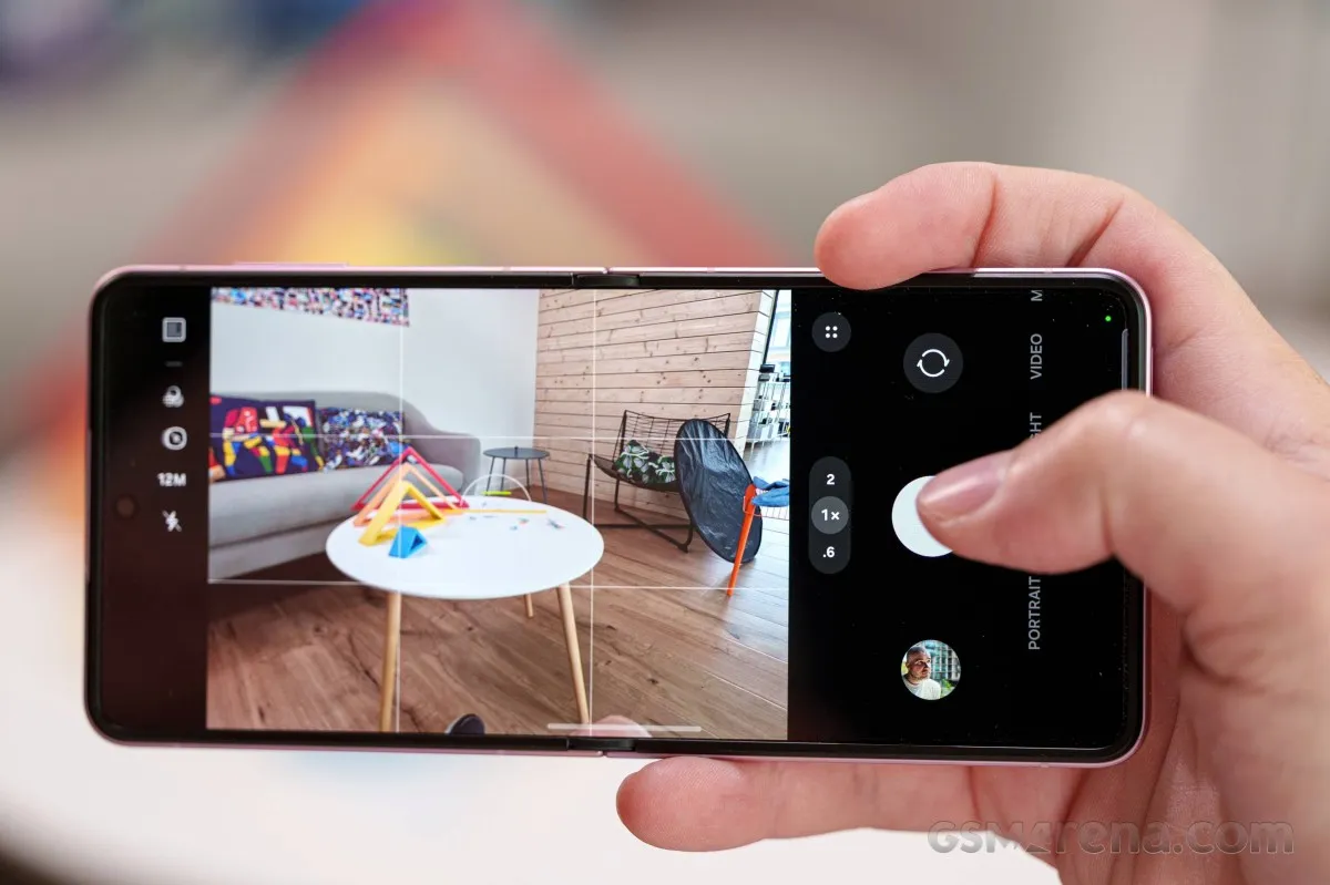 Video screengrabs, daylight: 1x - (3840x2160px) - Samsung Galaxy Z Flip8 review