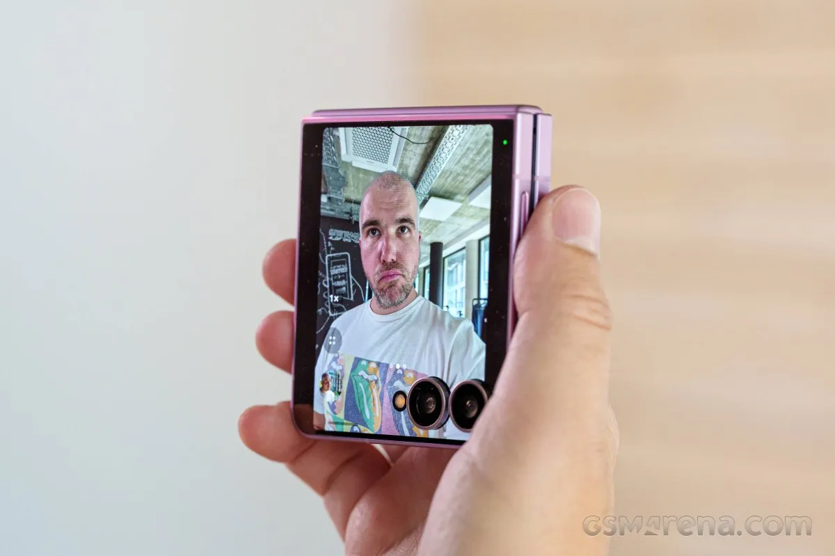 Video screengrabs, daylight: 2x - (3840x2160px) - Samsung Galaxy Z Flip8 review