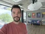 Selfie samples, internal camera - 23mm, f/2.2, ISO 100, 1/100s (3648x2736px) - Samsung Galaxy Z Flip8 review