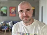 Human subjects, main camera (2x): Portrait mode - 46mm, f/1.8, ISO 64, 1/50s (4000x3000px) - Samsung Galaxy Z Flip8 review