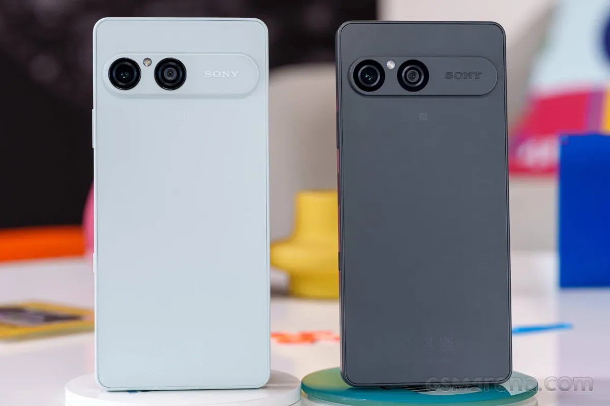Left: Sony Xperia 10 VIII • Right: Sony Xperia 10 VII